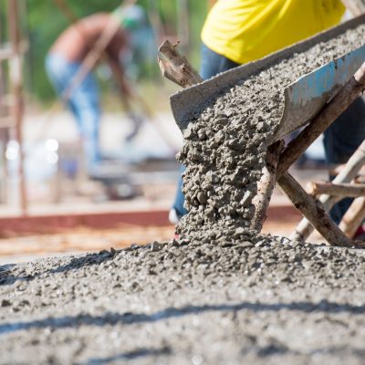 Relação água/cimento: o que é e como afeta a qualidade final do concreto