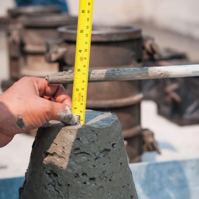 Ensaios para controle da qualidade do concreto no estado fresco. Conheça os tipos e como são feitos.